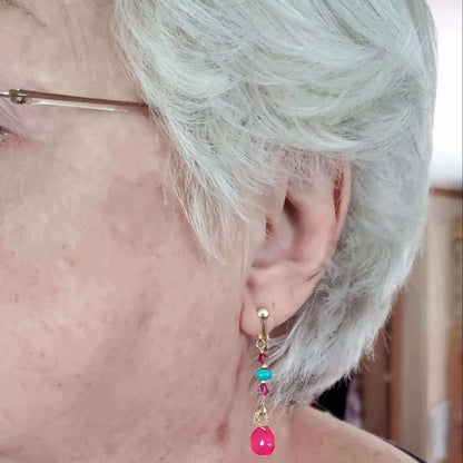 Boucles d'oreilles en fil enroulé, pierres gemmes turquoise roses, plaquées or