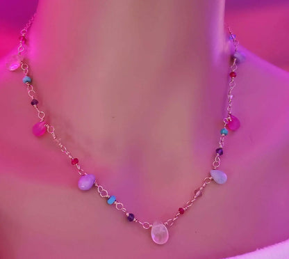 Collier réglable en pierres précieuses Kunterbunt, fil doré entrelacé