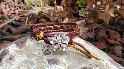 Bracelet complexe en soie et cuir tressé avec perles de cristal et pierres précieuses