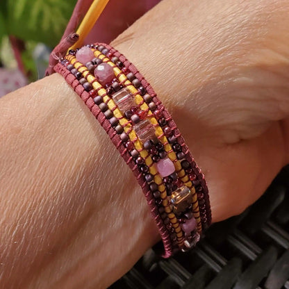 Bracelet complexe en soie et cuir tressé avec perles de cristal et pierres précieuses