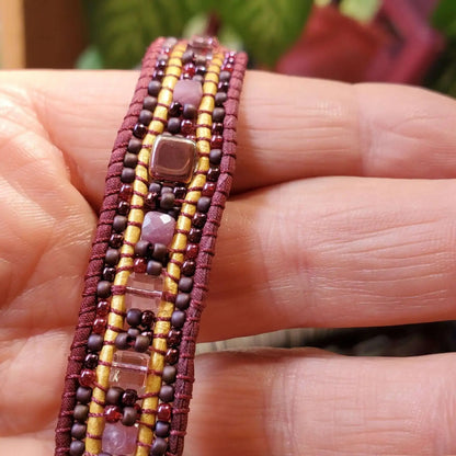 Bracelet complexe en soie et cuir tressé avec perles de cristal et pierres précieuses