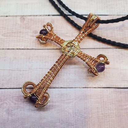 Grand collier croix en améthyste en cuivre et argent tissé de gros fil