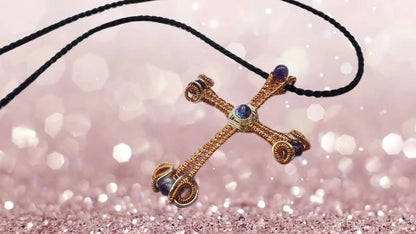 Grand collier croix en améthyste en cuivre et argent tissé de gros fil