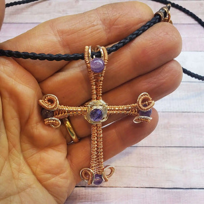 Grand collier croix en améthyste en cuivre et argent tissé de gros fil