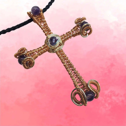 Grand collier croix en améthyste en cuivre et argent tissé de gros fil