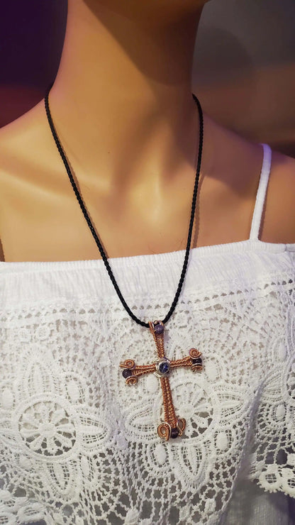Grand collier croix en améthyste en cuivre et argent tissé de gros fil