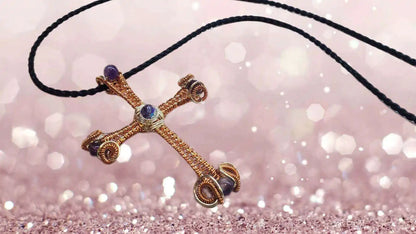 Grand collier croix en améthyste en cuivre et argent tissé de gros fil