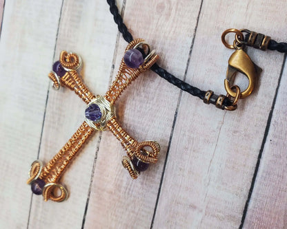 Grand collier croix en améthyste en cuivre et argent tissé de gros fil
