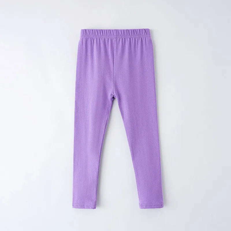 Leggings fille pour le printemps et l'été, adaptés pour être portés à l'extérieur. Ce sont des pantalons longs, minces et ajustés pour enfants.