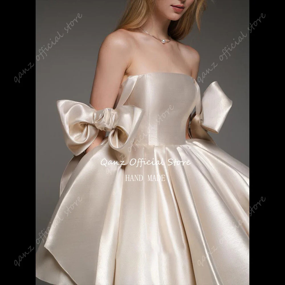 Qanz Robes de Bal Courtes en Champagne à Bretelles Nœud, Robe de Remise de Diplôme sans Bretelles en Satin, Robe d'Anniversaire Personnalisée à Lacets au Dos pour Femmes