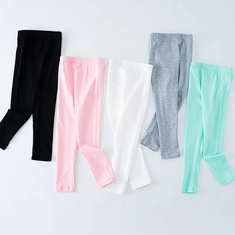 Leggings fille pour le printemps et l'été, adaptés pour être portés à l'extérieur. Ce sont des pantalons longs, minces et ajustés pour enfants.