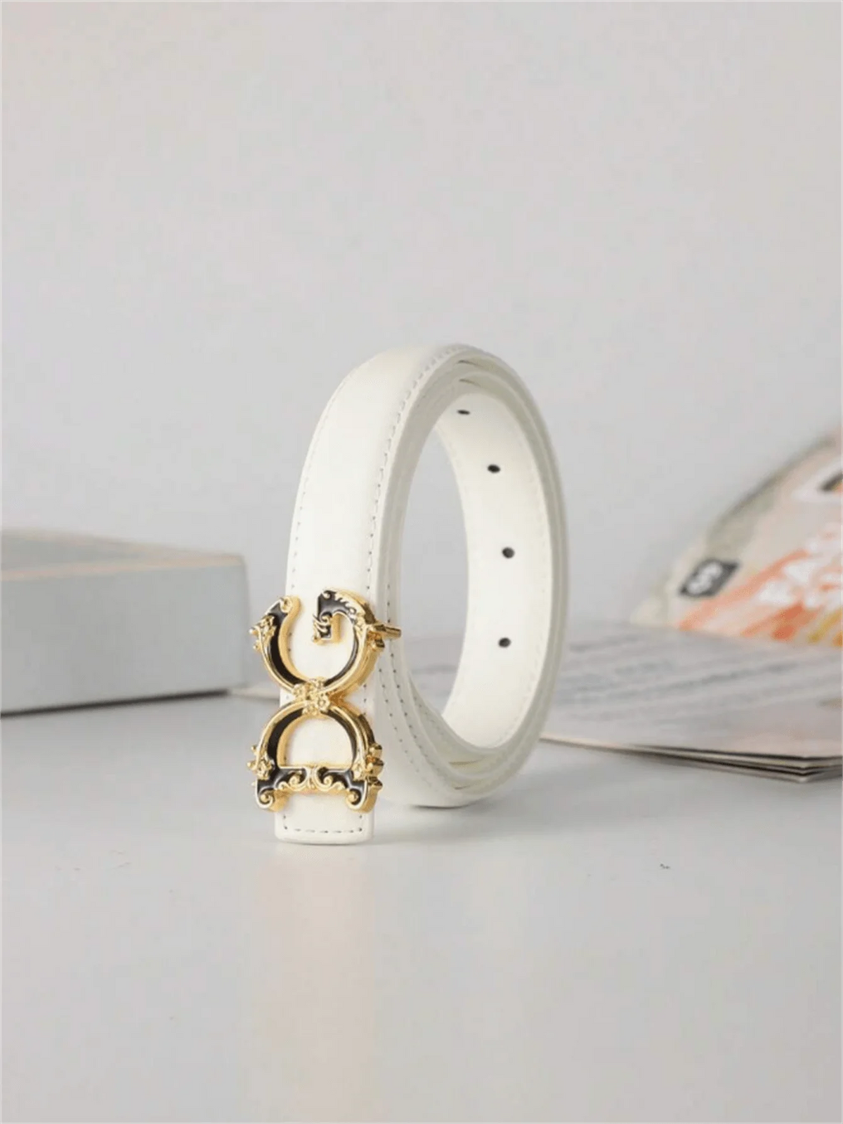 "1 piece of women's alphabet-style leather belt, suitable for jeans, skirts, fashionable autumn, fall, and Christmas, a versatil