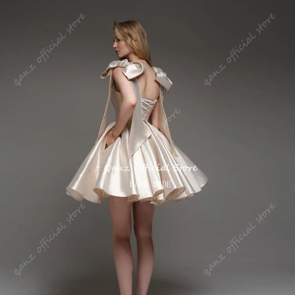 Qanz Robes de Bal Courtes en Champagne à Bretelles Nœud, Robe de Remise de Diplôme sans Bretelles en Satin, Robe d'Anniversaire Personnalisée à Lacets au Dos pour Femmes