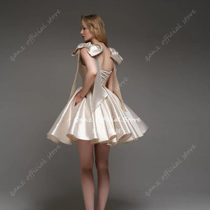Qanz Robes de Bal Courtes en Champagne à Bretelles Nœud, Robe de Remise de Diplôme sans Bretelles en Satin, Robe d'Anniversaire Personnalisée à Lacets au Dos pour Femmes