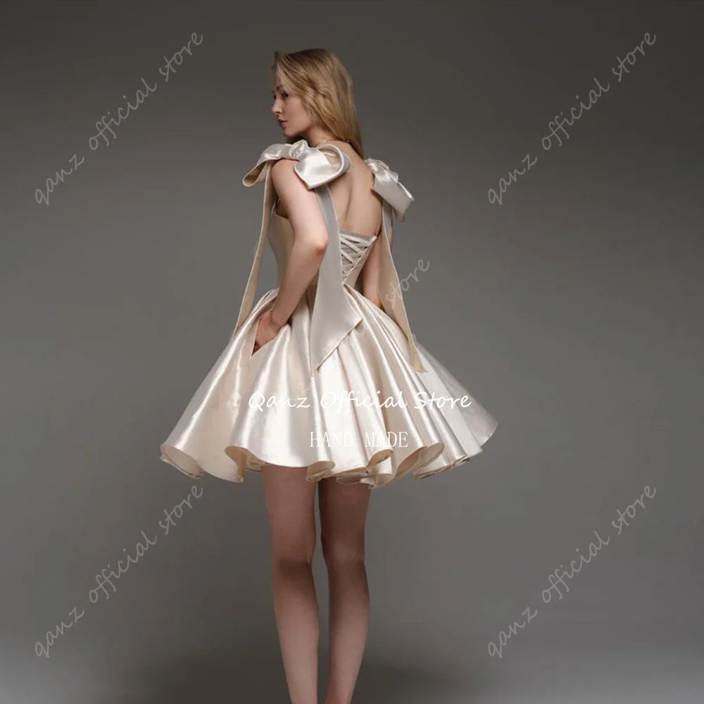 Qanz Robes de Bal Courtes en Champagne à Bretelles Nœud, Robe de Remise de Diplôme sans Bretelles en Satin, Robe d'Anniversaire Personnalisée à Lacets au Dos pour Femmes