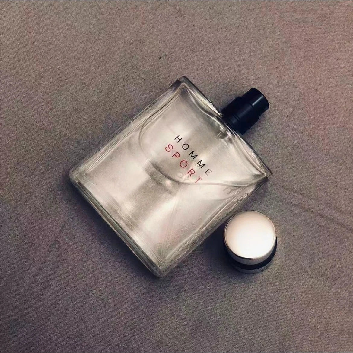 Parfum de marque 100ml au parfum frais et vivifiant, plein d'énergie, alliant une touche sportive à un charme élégant, parfait pour les sorties quotidiennes.