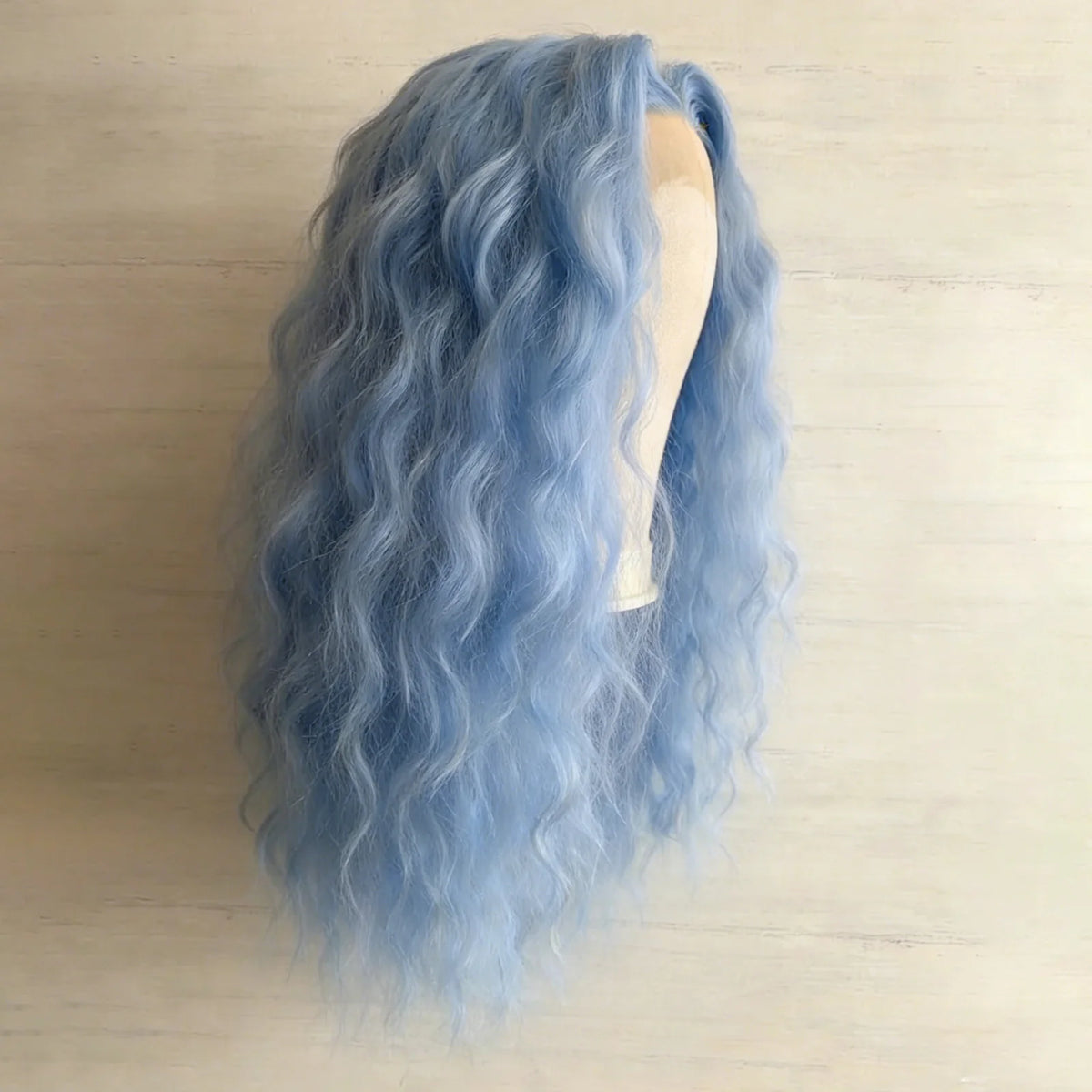 Perruques avant en dentelle 13X4 synthétiques, longues, bouclées, ondulées, bleu clair naturel, pour femmes, pré-épilées, ligne de cheveux naturelle, pour cosplay ou fête
