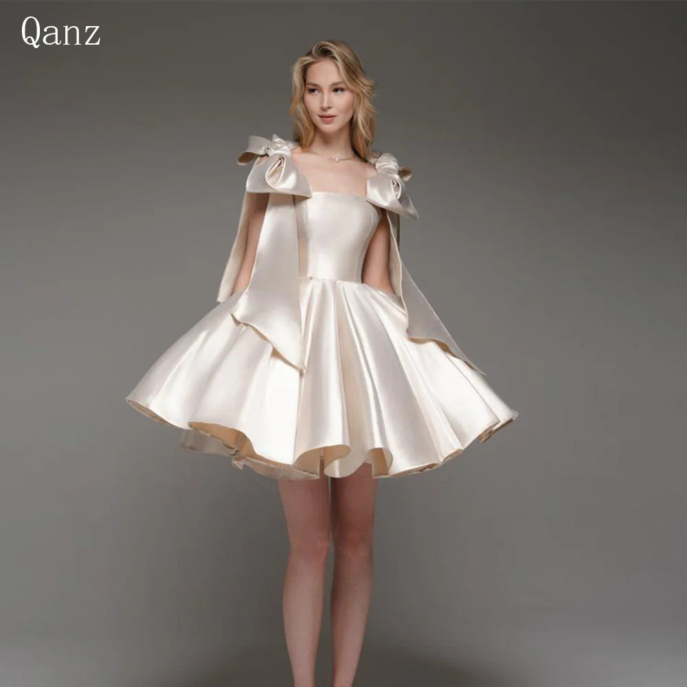 Qanz Robes de Bal Courtes en Champagne à Bretelles Nœud, Robe de Remise de Diplôme sans Bretelles en Satin, Robe d'Anniversaire Personnalisée à Lacets au Dos pour Femmes