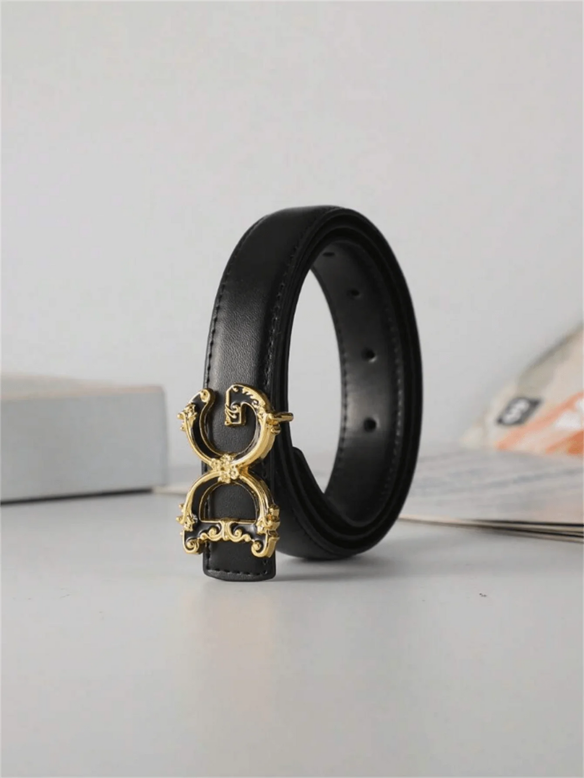 "1 piece of women's alphabet-style leather belt, suitable for jeans, skirts, fashionable autumn, fall, and Christmas, a versatil