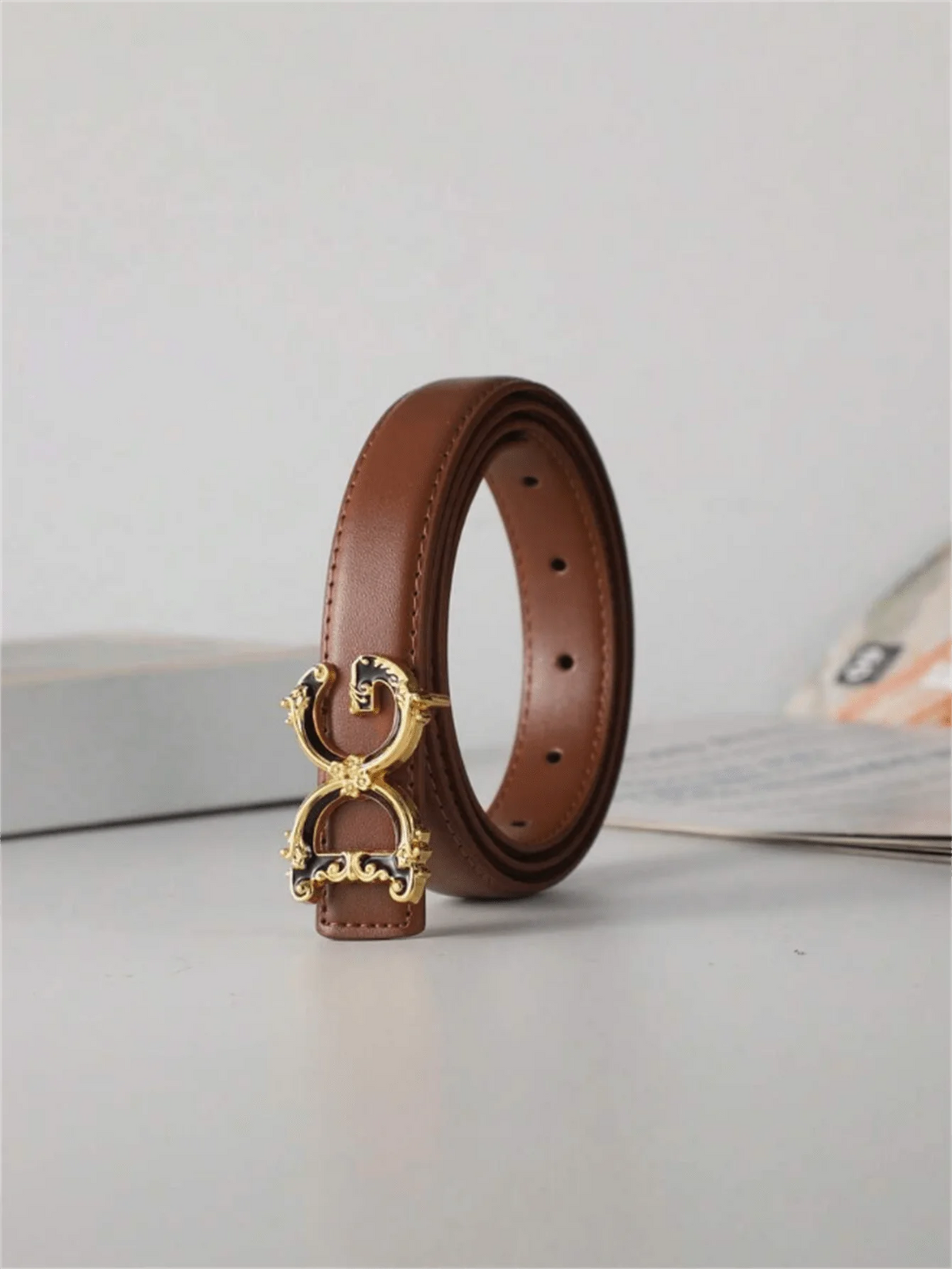 "1 piece of women's alphabet-style leather belt, suitable for jeans, skirts, fashionable autumn, fall, and Christmas, a versatil