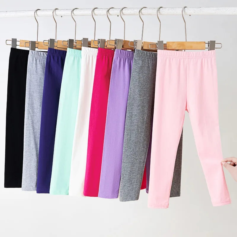 Leggings fille pour le printemps et l'été, adaptés pour être portés à l'extérieur. Ce sont des pantalons longs, minces et ajustés pour enfants.