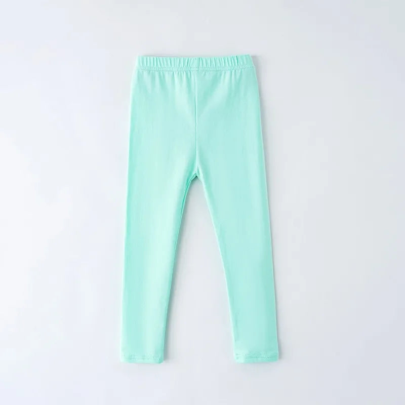 Leggings fille pour le printemps et l'été, adaptés pour être portés à l'extérieur. Ce sont des pantalons longs, minces et ajustés pour enfants.