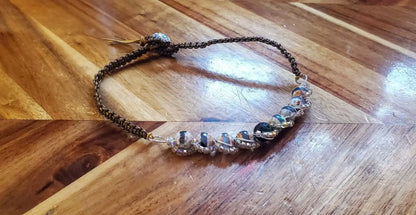 Ras du cou Bling macramé, avec pierre gemme, lave volcanique et spirale torsadée argentée