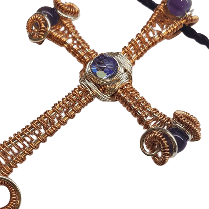 Grand collier croix en améthyste en cuivre et argent tissé de gros fil