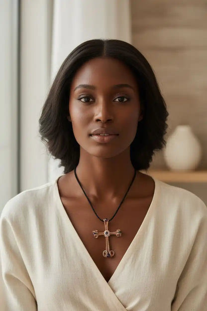 Grand collier croix en améthyste en cuivre et argent tissé de gros fil