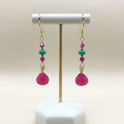Boucles d'oreilles en fil enroulé, pierres gemmes turquoise roses, plaquées or