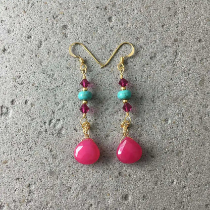 Boucles d'oreilles en fil enroulé, pierres gemmes turquoise roses, plaquées or